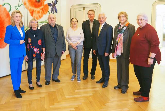 Alles Gute zum 75. Geburtstag! Bürgermeister Johann Zeiner, Vizebürgermeisterin Michaela Haidvogel und die geschäftsführende Gemeinderätin Anneliese Mlynek gratulierten Elisabeth Pawel, Rudolf Schlager, Silvia Berger, Alexander Aigner und Christine Exner (v.l.). | Foto: Marktgemeinde Maria Enzersdorf