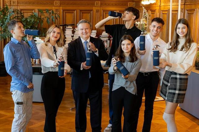 Bürgermeister Michael Ludwig (SPÖ) ist vom Projekt der VBS-Schülerinnen und -Schülern begeistert. | Foto: Harald Klemm