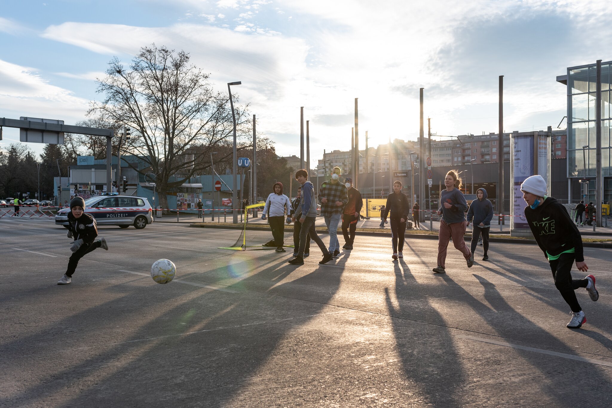 Protest von Kleinpartei Links: Fußball und Pizza mitten am Praterstern ...