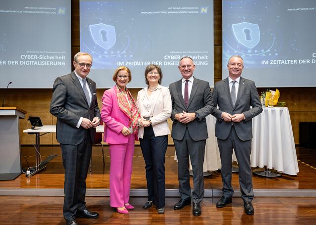Konferenz aller IT-Koordinatorinnen und IT-Koordinatoren im NÖ Feuerwehr- und Sicherheitszentrum in Tulln. Im Bild von links nach rechts: Landesamtsdirektor Werner Trock, Landeshauptfrau Johanna Mikl-Leitner, IT-Abteilungsleiterin Petra Stummer, Bundesminister Gerhard Karner und Landesamtsdirektor-Stellvertreter Gerhard Dafert. | Foto: NLK Pfeffer