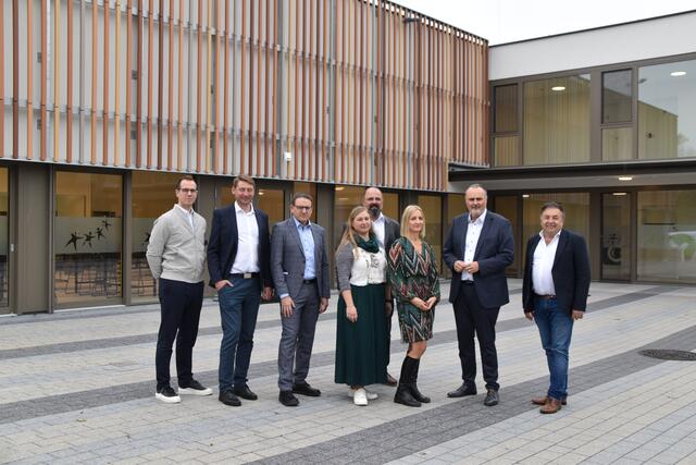 Ceramico Internat: Ralph Steffek, Architekt der Landesimmobilien Burgenland, Michael Oberfeichtner, Geschäftsführer O.K. Energie Haus GmbH, Gerhard Goger, Geschäftsführer der Landesimmobilien Burgenland, Katrin Kustor, CERAMICO-Internats-Betreuerin, Jürgen Laky, Technischer Leiter Baubteilung der Landesimmobilien Burgenland, Anita Wolf, Geschäftsführerin der CERAMICO, Landeshauptmann Hans Peter Doskozil und Bruno Stutzenstein, Bürgermeister von Stoob (v.l.) vor dem neu eröffneten CERAMICO-Internat. | Foto: RMA/Podiwinsky