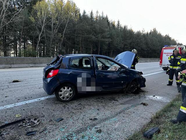 Auf der A10 kam ein Pkw ins Schleudern und überschlug sich mehrmals | Foto: Feuerwehr St.Peter-Spittal