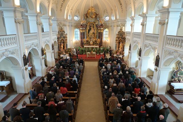  Erzbischof Franz Lackner sendete am Sonntagnachmittag in St. Rupert in Bischofshofen insgesamt acht neue Mitarbeitende in den pastoralen Dienst. | Foto: Erzdiözese Salzburg (eds)/Hiwa Naqshi