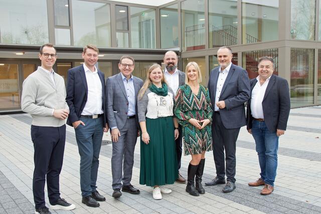 Ceramico Internat: Ralph Steffek, Architekt der Landesimmobilien Burgenland, Michael Oberfeichtner, Geschäftsführer O.K. Energie Haus GmbH, Gerhard Goger, Geschäftsführer der Landesimmobilien Burgenland, Katrin Kustor, CERAMICO-Internats-Betreuerin, Jürgen Laky, Technischer Leiter Baubteilung der Landesimmobilien Burgenland, Anita Wolf, Geschäftsführerin der CERAMICO, Landeshauptmann Hans Peter Doskozil und Bruno Stutzenstein, Bürgermeister von Stoob (v.l.) vor dem neu eröffneten CERAMICO-Internat. | Foto: LMS Burgenland