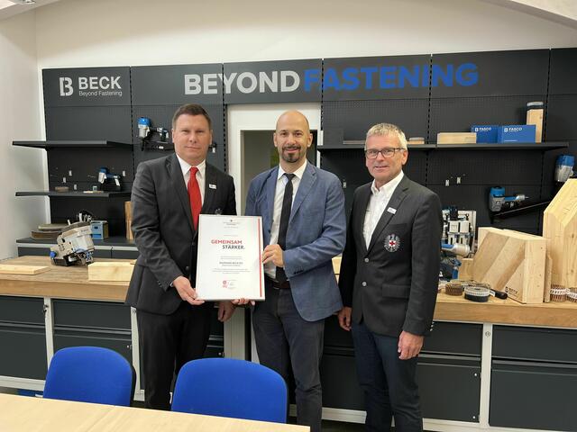 Rotkreuz-Bezirksstellenleiter Gerald Kronberger, Beck-Geschäftsführer Christian Beck und Bezirksgeschäftsleiter Herbert Markler. | Foto: Beck/Lena Brünner