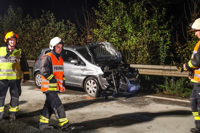Zwei der vier Fahrzeuge seien schwer, zwei leicht beschädigt worden, berichtet Laumat.at. | Foto: laumat.at/Matthias Lauber