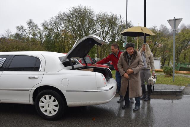 Lugner reiste mit einer "Star 7"-Limousine an. | Foto: Patricia Hillinger/RMW