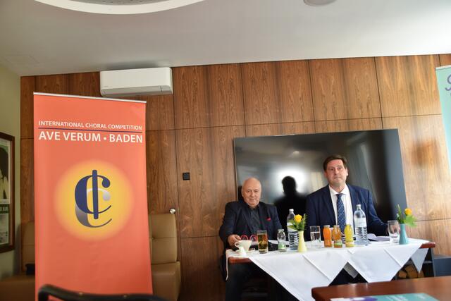 Wolfgang Ziegler und Bürgermeister Stefan Szirucsek freuen sich, dass Baden einmal mehr zum Zentrum hochkarätiger internationaler Chormusik wird. | Foto: Preineder