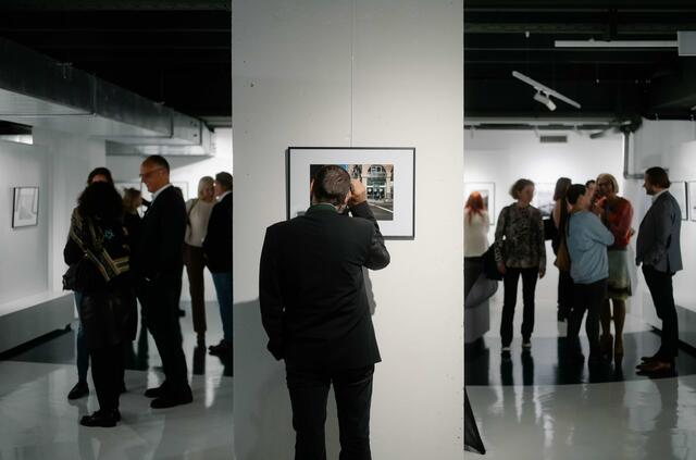 Großes Interesse an der Kunst des Kollegen.  | Foto: Klinikum Austria/Thorsten Urschler