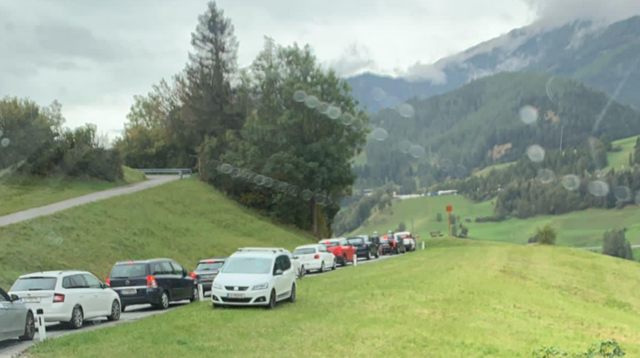 Die Ellbögener Landesstraße wurde zuletzt aufwändig ausgebaut und soll jetzt – geht es nach den Verkehrssprechern von ÖVP und SPÖ – mit einem Fahrverbot für den Transitverkehr belegt werden, damit Zustände wie am Bild nicht Usus werden. | Foto: privat