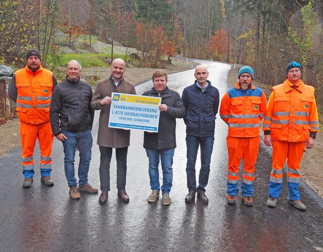 Max Harsieber (Straßenmeisterei Gloggnitz), Heinz Spatling (Leiter der Straßenmeisterei Gloggnitz), Ing. Hermann Doppelreiter (Bgm. von Semmering), LAbg. Jürgen Handler (i.V. LH-Stellvertreter Udo Landbauer), DI Gernot Haider (NÖ Straßenbauabteilung Wr. Neustadt), Daniel Feuchtenhofer (Straßenmeisterei Gloggnitz), Martin Pfeffer (Straßenmeisterei Gloggnitz). | Foto: NÖ STD