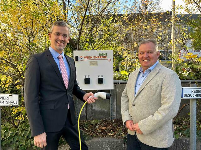 Der neuen Ladestation werden in absehbarer Zeit noch einige folgen, wissen Roland Honeder und Leopold Spitzbart. | Foto: zVg.