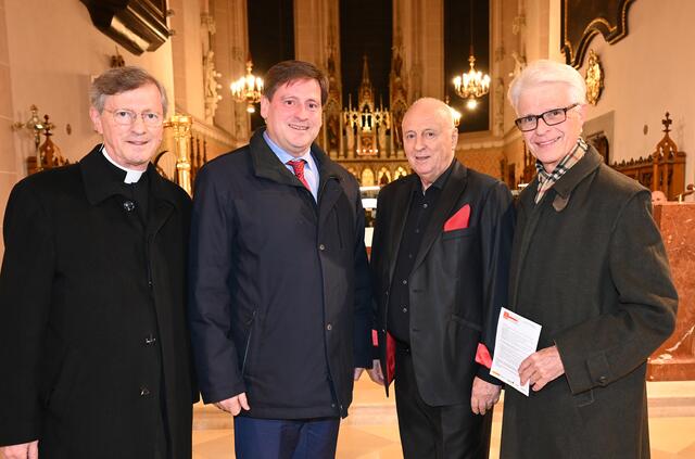 Stadtpfarrer Clemens Abrahamowicz, Bürgermeister Stefan Szirucsek, AVE VERUM MARATHON - Organisator und Ideenträger Wolfgang Ziegler und GR Ernst Schebesta. | Foto: 2023psb/sap
