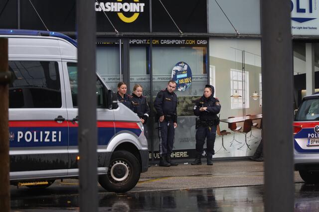 Am Welser Bahnhofsgelände wurde ein 13-Jähriger vor der Haltestelle beim Queren der Straße von einem Linienbus erfasst und schwer verletzt. Er musste mit dem Hubschrauber ins Krankenhaus gebracht werden. | Foto: laumat.at