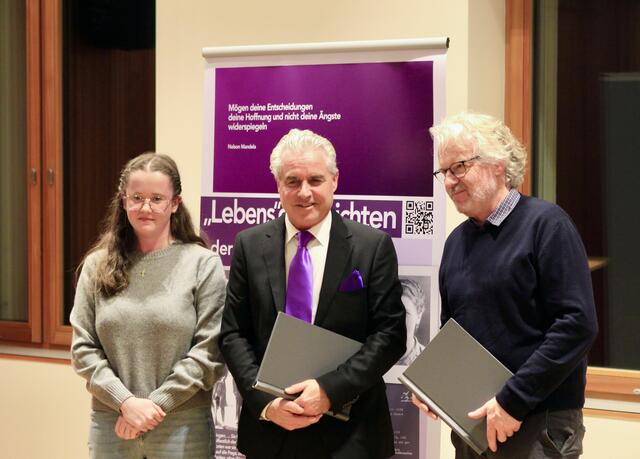 Lena Huber übergibt Ihre VWA an Bgm. Zanon und Peter Stocker | Foto: Boris Novak