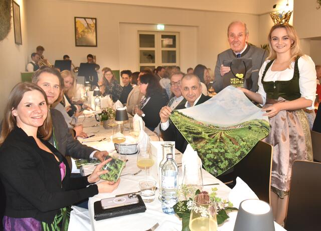 Reinhold Griebler verteilte die begehrten Weinviertel DAC-Halstücher. | Foto: Herbert Schleich