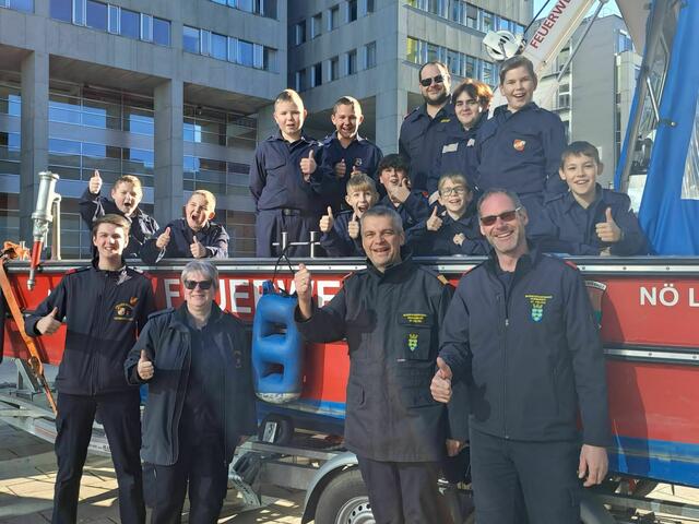Feuerwehrjugendgruppe Traismauer-Stadt mit Bezirksfeuerwehrkommandant Georg Schröder (1. Reihe, 2. von rechts) und Bezirkssachbearbeiter Feuerwehrjugend Erich Stricker(1. Reihe, 1. von rechts) am Feuerwehrboot | Foto: BFKDO St.Pölten