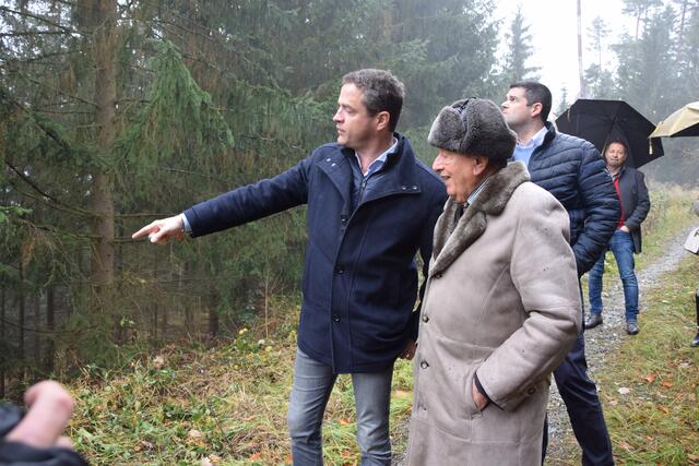 Richard Lugner und Johann Gudenus bei der Baumbegutachtung. | Foto: Patricia Hillinger/RMW