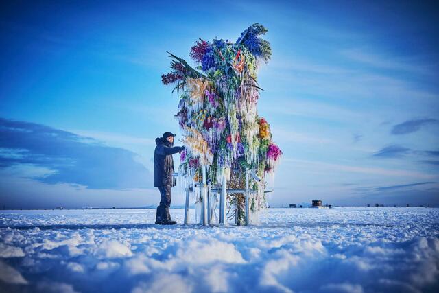 Makoto Azuma bringt Blumen in Situationen, in denen diese normalerweise nicht anzutreffen sind - etwa am Meeresgrund oder in der Stratosphäre. Im neu erschienen Buch "Blütenrausch" erzählt der japanische Avantgarde-Künstler mehr über seine Werke.  | Foto: Shunsuke Shiinoki/AMKK