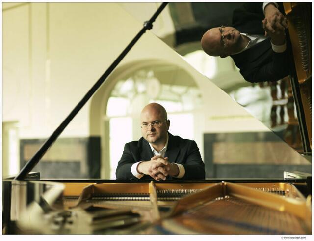 Florian Krumpöck ist eine absolute Ausnahmeerscheinung im internationalen Konzertleben und wird als Pianist und Dirigent gleichermaßen auf internationalen Podien gefeiert | Foto: Lukas Beck