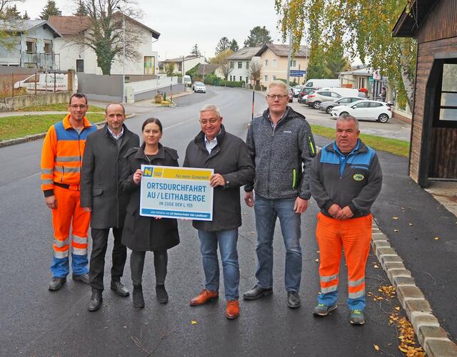 Sascha Hartl (Straßenmeisterei Bruck/Leitha), Harald Kaufmann (Leiter der NÖ Straßenbauabteilung Tulln), Reka Fekete (Bgm. von Au am Leithaberge), Nationalrat Werner Herbert, Markus Reisacher (Leiter-Stv. der Straßenmeisterei Bruck/Leitha), Eduard Neusiedler (Straßenmeisterei Bruck/Leitha | Foto: NÖ STD