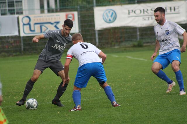Einem katastrophalen Saisonstart ließ der SC Kronstorf (grau, Daniel Bühringer) einen fast unglaublichen Erfolgslauf mit über 600 Minuten ohne Gegentor folgen.