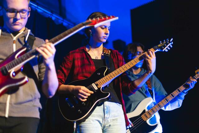 Junge Musikertalente erhalten im Container25 die Möglichkeit, vor Publikum aufzutreten. | Foto: Nina Radschnig