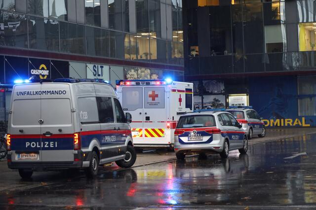 Am Welser Bahnhofsgelände wurde ein 13-Jähriger vor der Haltestelle beim Queren der Straße von einem Linienbus erfasst und schwer verletzt. Er musste mit dem Hubschrauber ins Krankenhaus gebracht werden. | Foto: laumat.at