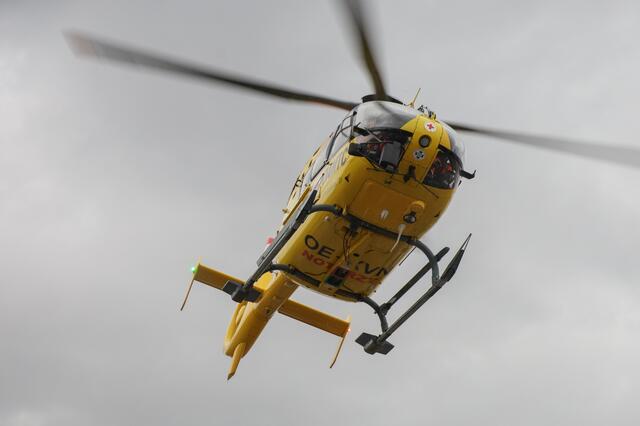 Am Welser Bahnhofsgelände wurde ein 13-Jähriger vor der Haltestelle beim Queren der Straße von einem Linienbus erfasst und schwer verletzt. Er musste mit dem Hubschrauber ins Krankenhaus gebracht werden. | Foto: laumat.at