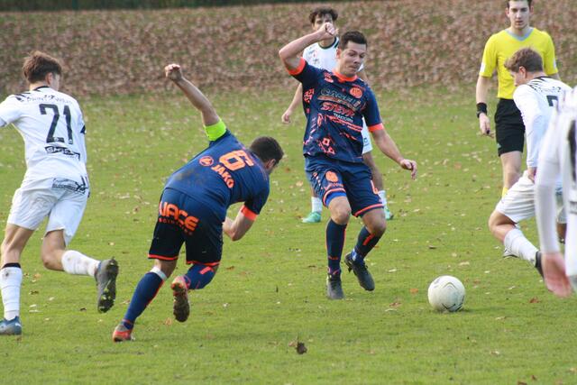 Nach anfänglichen Schwierigkeiten scheint die 1b des ASK St. Valentin rund um Spielertrainer Davor Klepic (r., blau) nach dem Aufstieg voll angekommen zu sein in der 1. Klasse.
