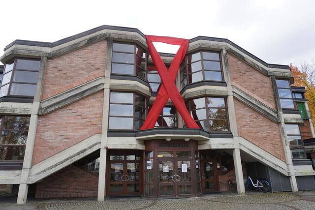 Die "Red Ribbon" auf der Koralmhalle Deutschlandsberg. | Foto: Löschnig