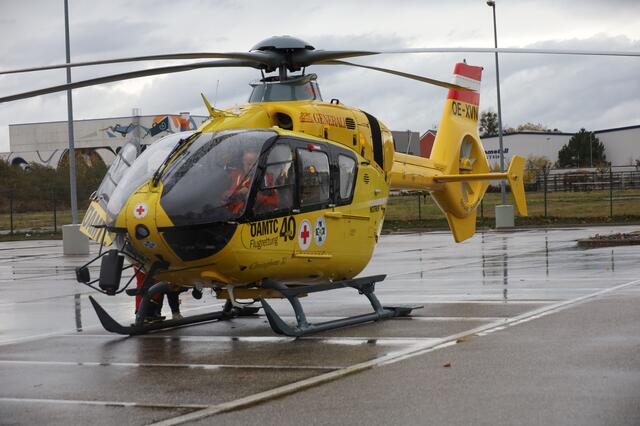 Am Welser Bahnhofsgelände wurde ein 13-Jähriger vor der Haltestelle beim Queren der Straße von einem Linienbus erfasst und schwer verletzt. Er musste mit dem Hubschrauber ins Krankenhaus gebracht werden. | Foto: laumat.at