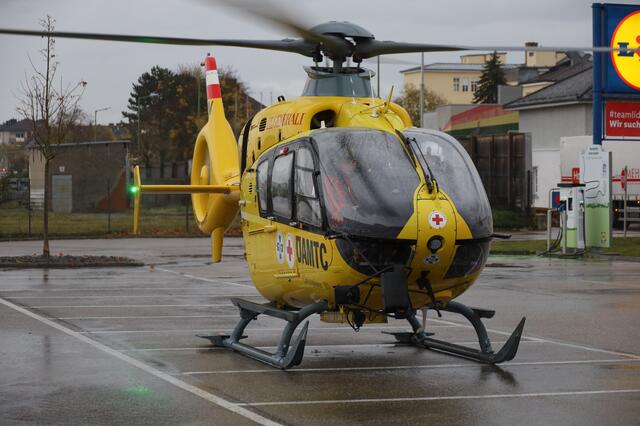 Am Welser Bahnhofsgelände wurde ein 13-Jähriger vor der Haltestelle beim Queren der Straße von einem Linienbus erfasst und schwer verletzt. Er musste mit dem Hubschrauber ins Krankenhaus gebracht werden. | Foto: laumat.at