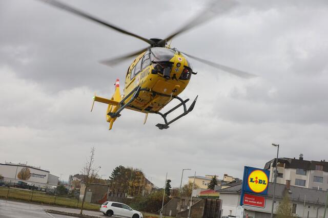 Am Welser Bahnhofsgelände wurde ein 13-Jähriger vor der Haltestelle beim Queren der Straße von einem Linienbus erfasst und schwer verletzt. Er musste mit dem Hubschrauber ins Krankenhaus gebracht werden. | Foto: laumat.at