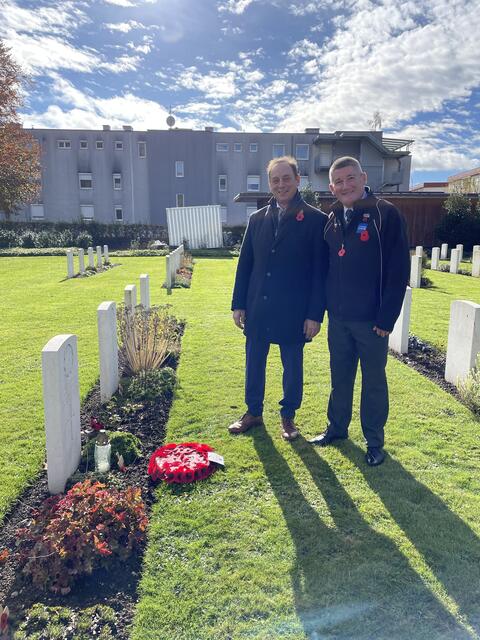 Albert Sifrar, Meistergärtner und seit Jahrzehnten für die Commonwealth Graves Commission in Klagenfurt tätig. Neben ihm, Gary Phillips am Grab seines Onkels Corporal R. J. F. Phillips.  | Foto: MeinBezirk.at