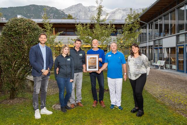 Mag. Matthias Pöschl (Geschäftsführer Agrarmarketing Tirol), Mag. (FH) Bettina u. Benjamin Kranebitter (Michelerhof), Gerhard Peskoller, MBA (Heimleiter), Herbert Doujak (Küchenleiter) und Sandra Neurauter (Buchhaltung) leben Regionalität im Wohn- und Pflegeheim Imst. | Foto: AMTirol, Markus Krapf 