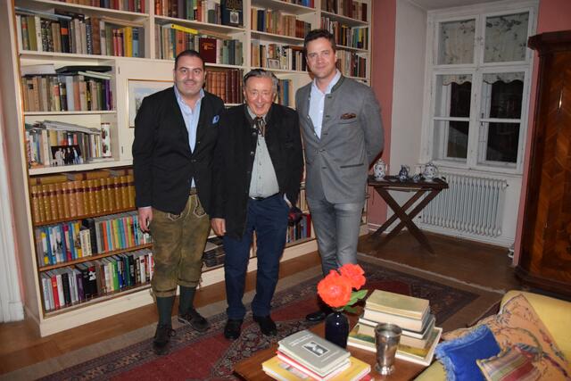 Im Hause Gudenus traf man sich im Anschluss bei Kaffee und Kuchen. Leo Kohlbauer (FPÖ, l.), Richard Lugner und Johann Gudenus (r.). | Foto: Patricia Hillinger/RMW