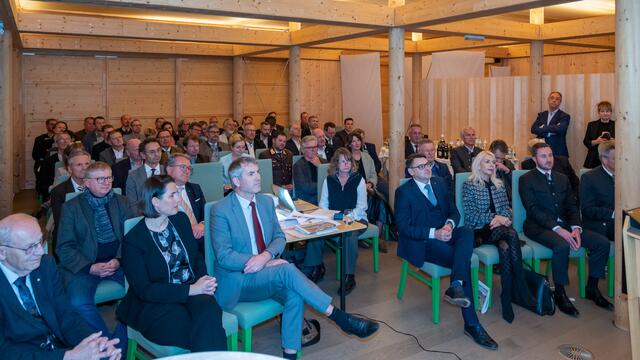 Präsident Christoph Schneider konnte rund siebzig Teilnehmer und Teilnehmerinnen begrüßen.  | Foto: Rainer Nitzsche