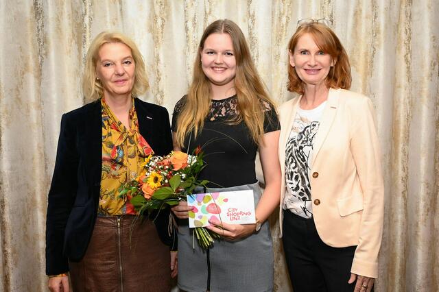 Landesinnungsmeisterin Maria Burger (l.) und Landesinnungsgeschäftsführerin Sabine Tobisch (r.) gratulierten Miriam Haider zum Sieg bei den Junior Skills. | Foto: Andreas Röbl