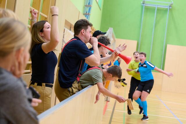Besucher und Feuerwehr-Kameraden feuerten die Kicker lautstark an. | Foto: Landesfeuerwehrverband Salzburg