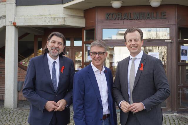 Bürgermeister Josef Wallner, Manfred Rupp, Leiter der "AIDS-Hilfe Steiermark" und Gesundheitslandesrat Karl-Heinz Kornhäusl (v.l.) wollen die Menschen im Bezirk motivieren, sich testen zu lassen. | Foto: Löschnig