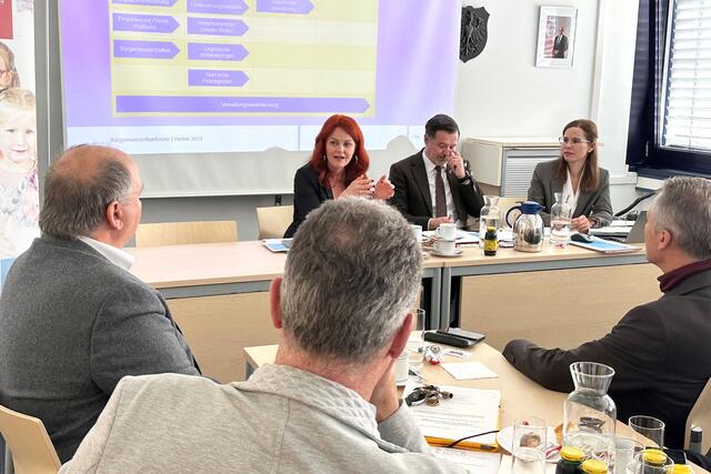 Landesrätin Cornelia Hagele hat sich mit den Bürgermeisterinnen und Bürgermeistern aus dem Bezirk Kufstein getroffen, um über die aktuelle Situation in der Kinderbildung und Kinderbetreuung sowie den geplanten Maßnahmenplan zu sprechen. | Foto: Land Tirol