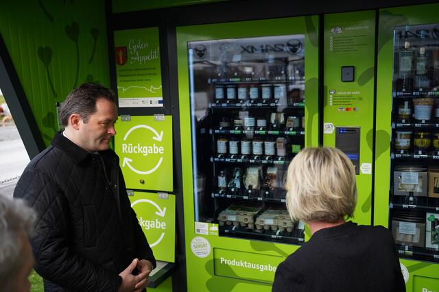 Landwirtschaftsminister Norbert Totschnig warf einen Blick ins "Speiskammerl" in Mitterdorf. | Foto: Hofbauer