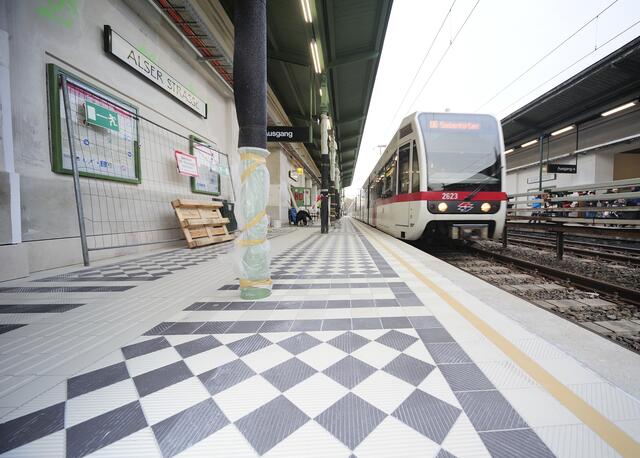 Wegen der "schlechten Witterung" dauern die Arbeiten am Bahnsteig der U6-Station Alser Straße länger als geplant, diese bleibt laut den Wiener Linien daher weiterhin gesperrt. | Foto: Johannes Zinner