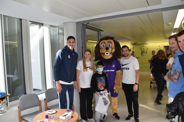 Tin Plavotic, Verena Volkmer, Leo Veilchen und Markus Suttner mit einem jungen Fan in Krankenhaus Favoriten. | Foto: Karl Pufler