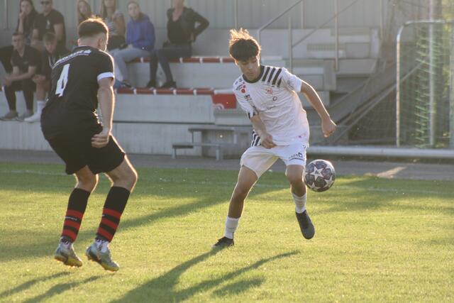Auch wenn die Leistungen oft stimmten, zu selten belohnte sich die Mannschaft der SPG Niederneukirchen/Florian Juniors (weiß, Nino Watzl). Mit nur zwei Zählern am Konto wird der Klassenerhalt zur Herkulesaufgabe.