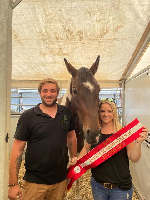 Die hocherfreuten Pintopferdezüchter Manfred Viehauser und Jacqueline Mayer-Viehauser mit ihrer Stute Supernova PG. | Foto: Manfred Viehauser