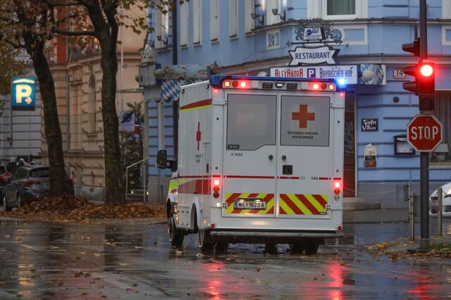 Am Welser Bahnhofsgelände wurde ein 13-Jähriger vor der Haltestelle beim Queren der Straße von einem Linienbus erfasst und schwer verletzt. Er musste mit dem Hubschrauber ins Krankenhaus gebracht werden. | Foto: laumat.at