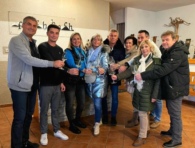Bürgermeisterin aus Neusiedl Elisabeth Böhm (4. v. l.) stieß mit Freunden aufs Martiniloben in Jois im Weingut Fischbach an. | Foto: Elisabeth Böhm