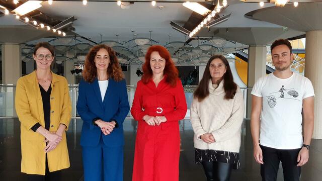 Petra Sansone (MAS, Geschäftsführerin Tiroler Kinder und Jugend GmbH), Eva Pawlata (Soziallandesrätin), Cornelia Hagele (Bildungslandesrätin), Silvia Schuhmann (Fachbereichsleitung Soziale Arbeit &amp; Schule, Tiroler Kinder und Jugend GmbH), Simon Klingseis (SCHUSO Teamleitung Mitte – Bezirke Innsbruck Stadt &amp; Schwaz)
 
 | Foto: Tiroler Kinder und Jugend GmbH